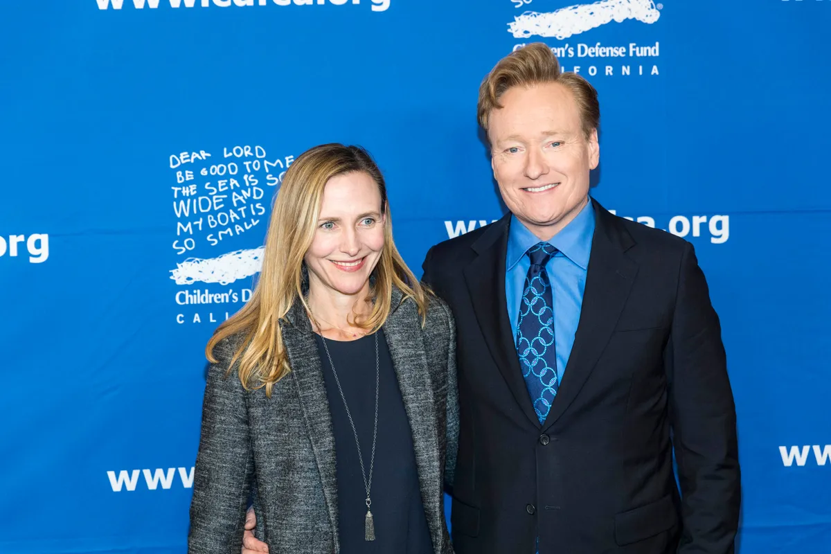 Elizabeth Ann Powel és Conan O'Brien, az Oscar-gála házigazdája a Gyermekvédelmi Alap gáláján szervezett adománynyűjtésen