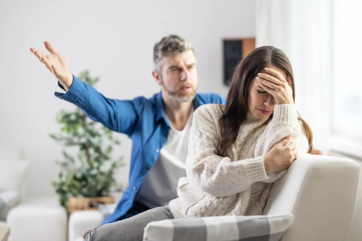 Párkapcsolati válság: egy férfi és egy nő veszekedés közben.