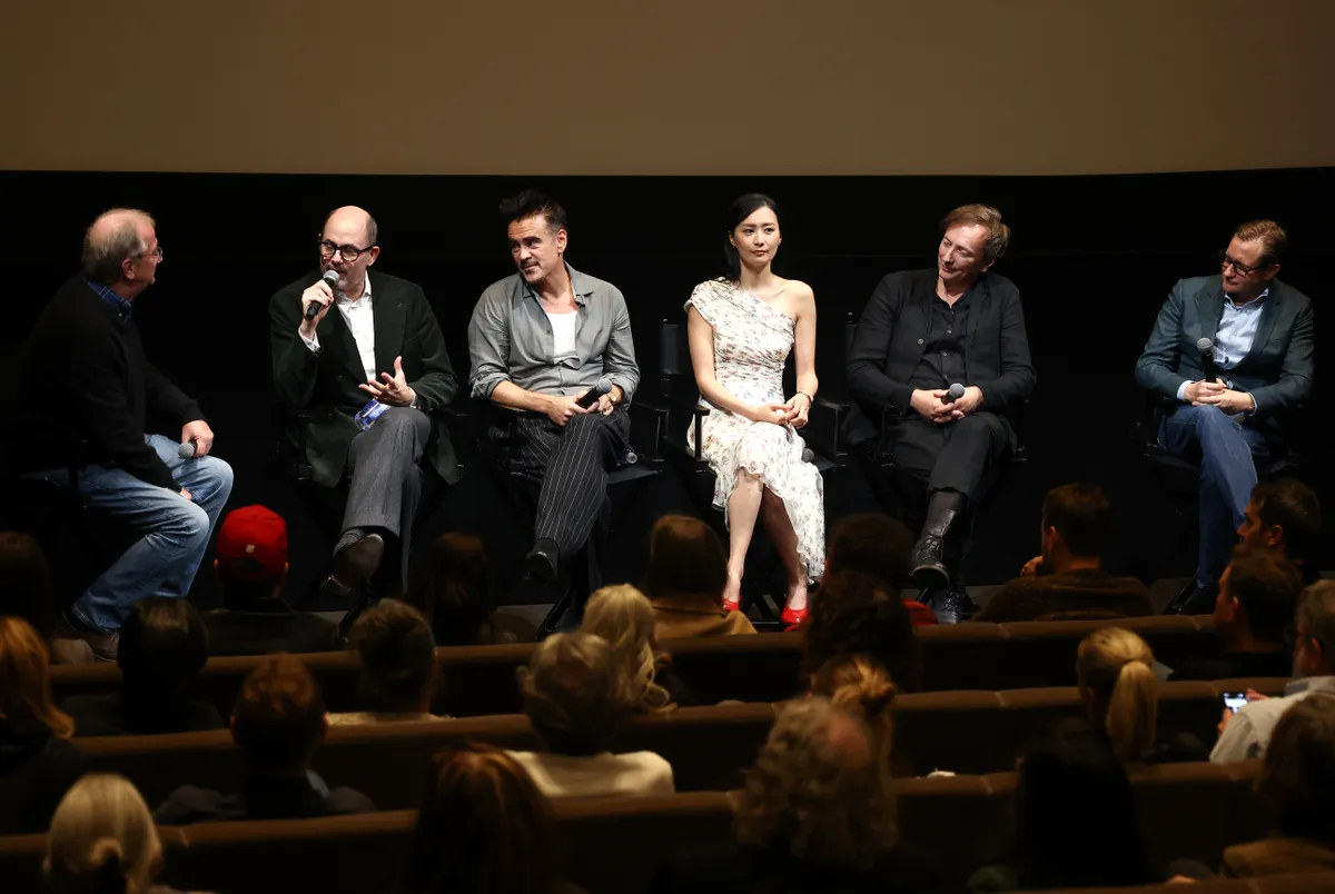 Pete Hammond, Edward Berger, Colin Farrell, Fala Chen, Volker Bertelmann és Mike Goodridge az Egy szerencsejátékos vallomása című film premierjén.