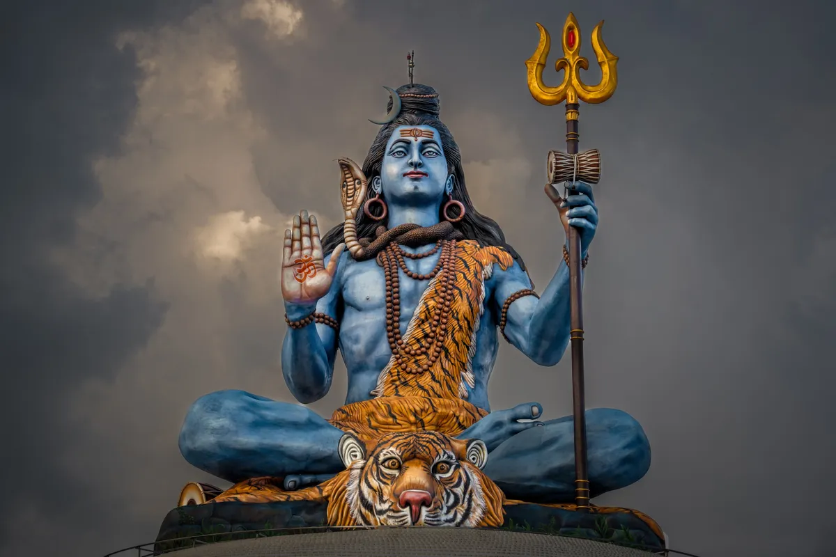 Shiva isten 33 méteres szobra Pumdikotban. Ez Nepál második legmagasabb Shiva szobra, 1500 méter magasan áll, az Annapurna-hegyen.