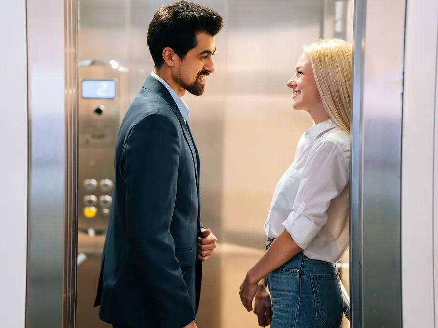 Munkahelyi románc férfi és nő koléga között a liftben.