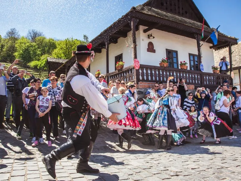 A locsolkodási szokások között szerepel a vödör vízzel való megöntözés