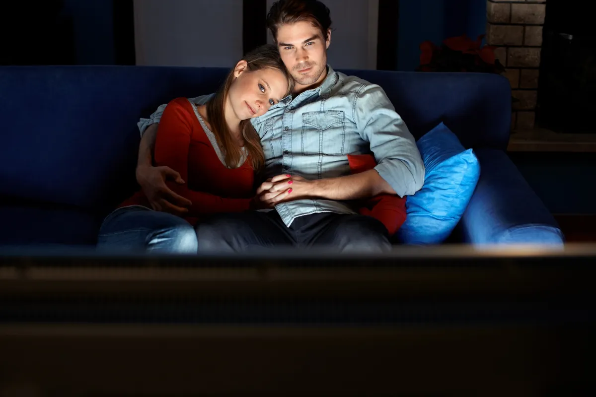 Fiatal pár őszi romantikus filmeket néz