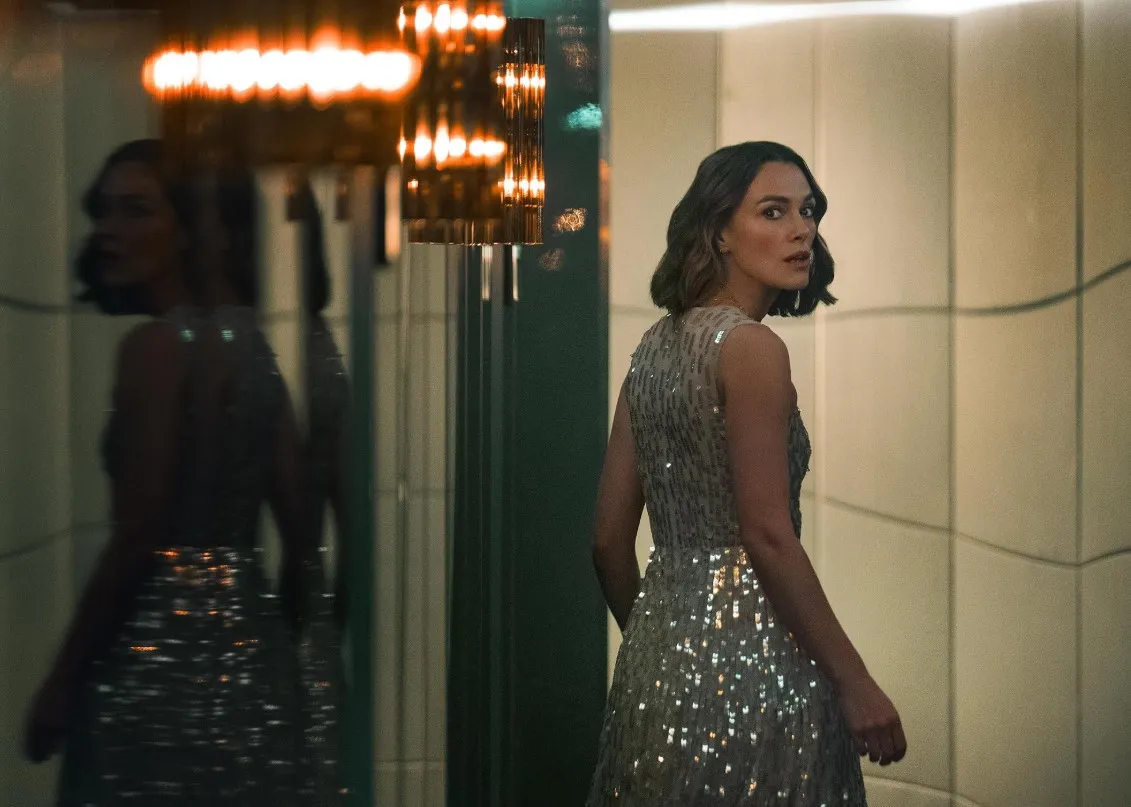 A nő a tízes kabinból: középszerű film, gyenge csavarokkal
