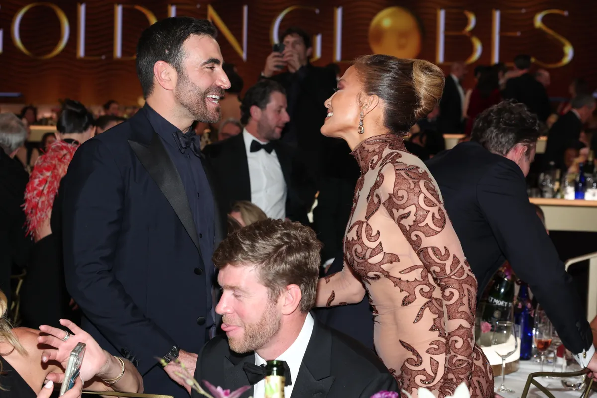 Brett Goldstein és Jennifer Lopez az idei Golden Globe-gálán.