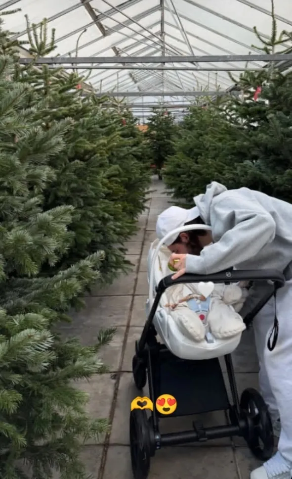 Szoboszlai Dominik kislányával választott karácsonyfát