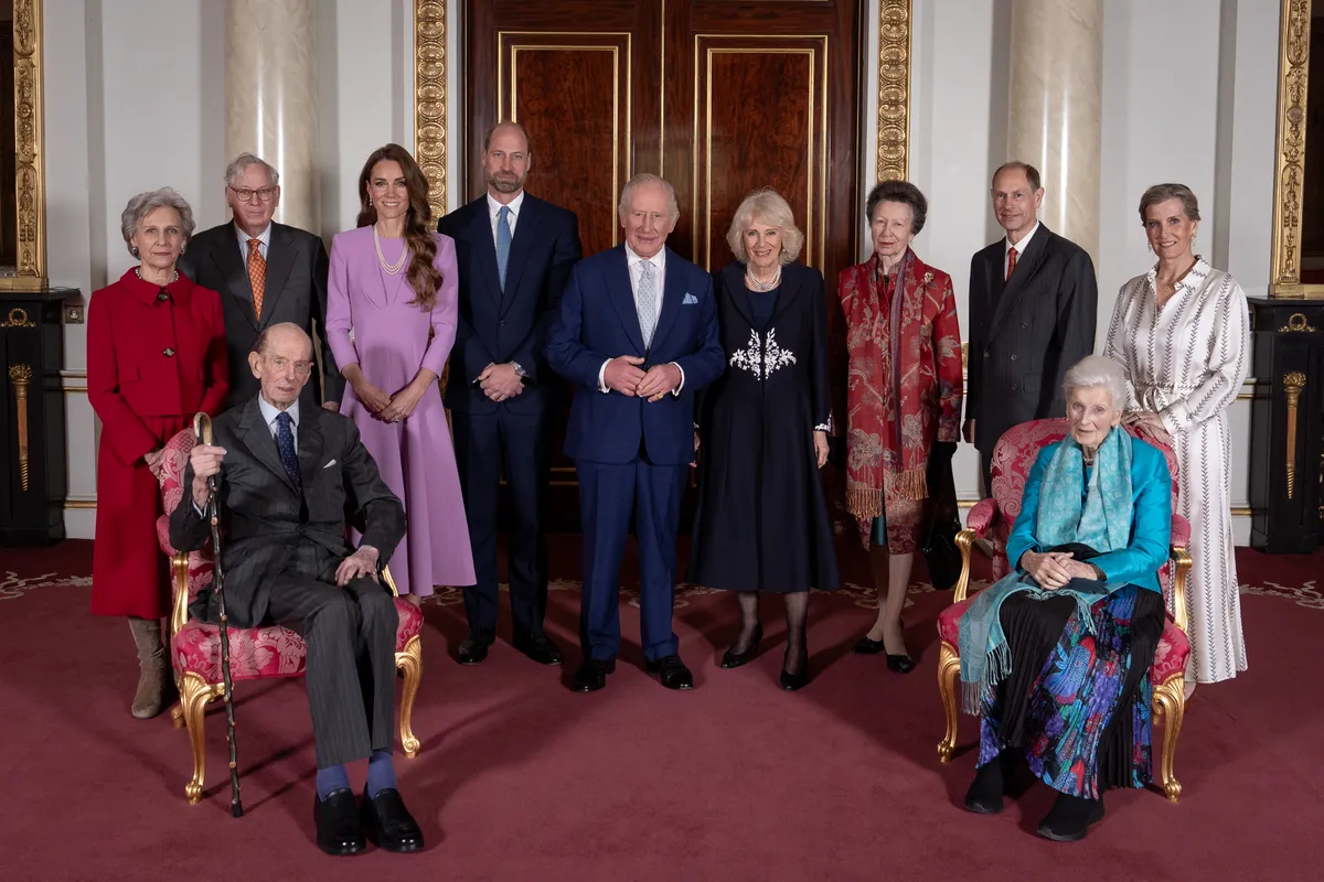 A dolgozó brit királyi család tagjairól készült családi portrét II. Erzsébet királynő centenáriumának alkalmából készítették.