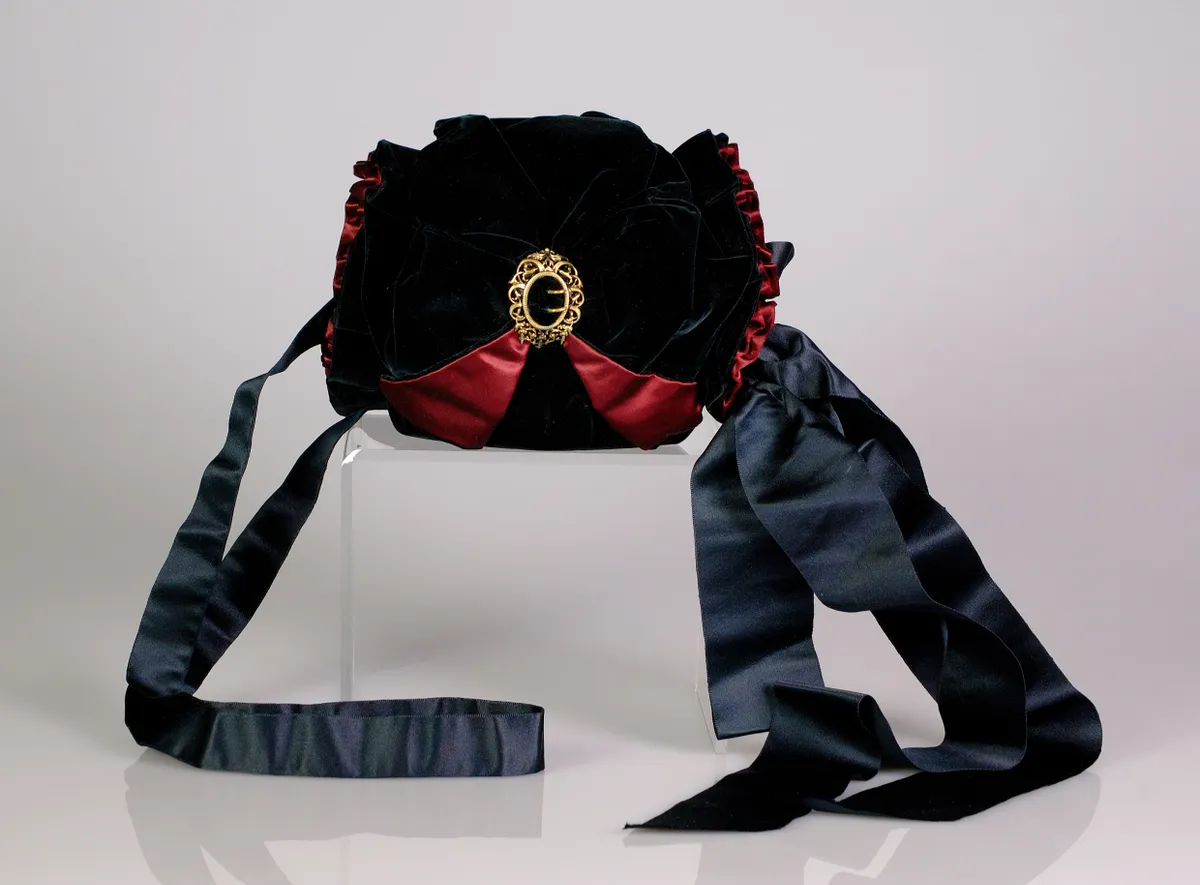 Elegáns muff az 1880-as évekből.