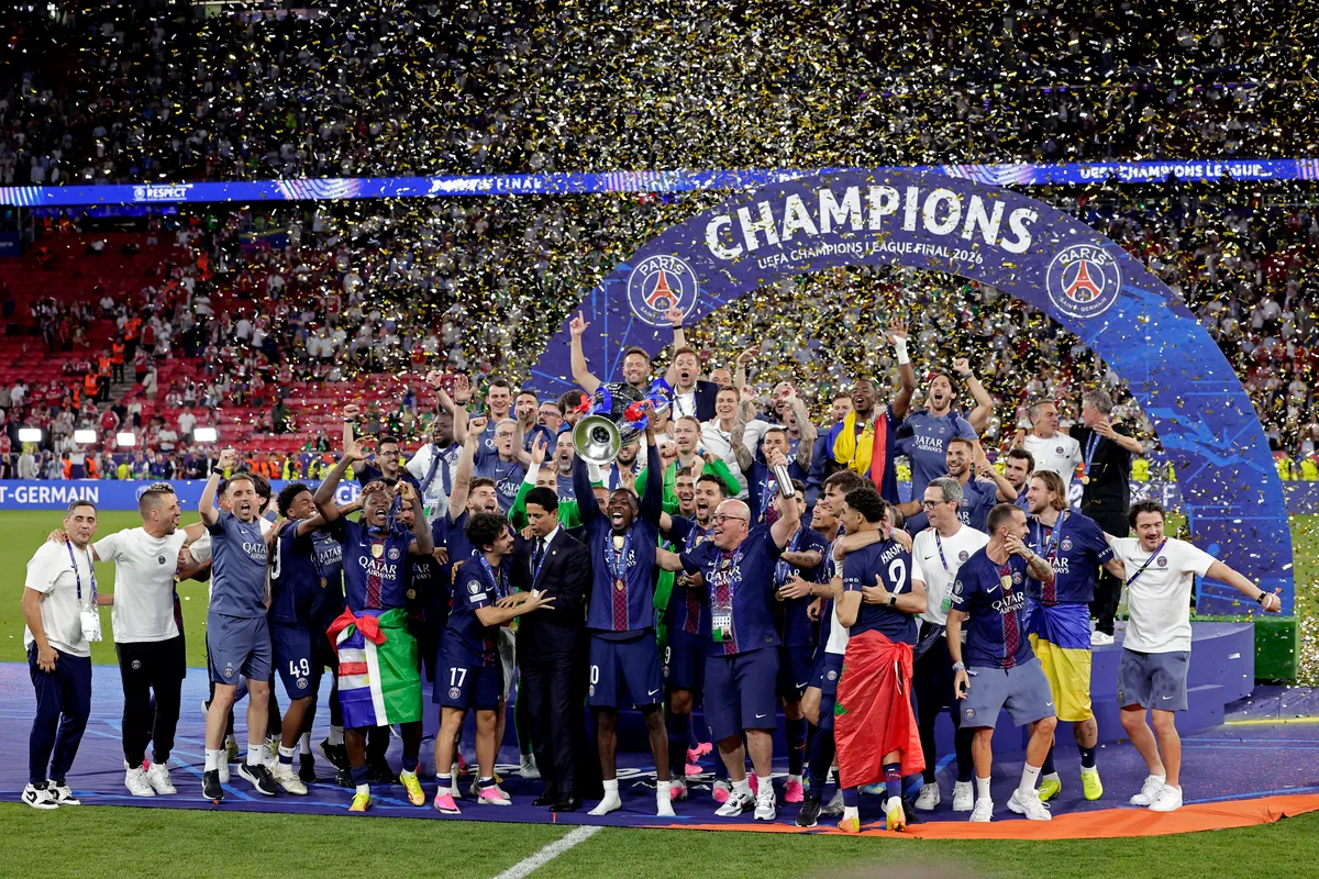 A budapesti BL-döntő győztese a PSG ünnepel a Puskás Arénában.
